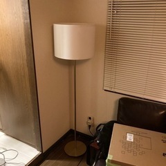 IKEAのフロアライトです。