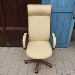 人気のkarimoku(カリモク家具)よりキャスター付き本革 ハイバックデスクチェアです！高さ調整機能付きのシンプルな学習椅子は書斎や在宅ワークスペースにもおすすめです♪CF139