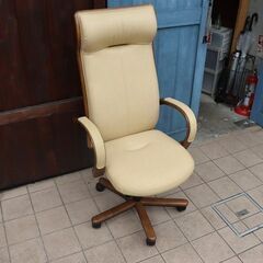 人気のkarimoku(カリモク家具)よりキャスター付き本革 ハイバックデスクチェアです！高さ調整機能付きのシンプルな学習椅子は書斎や在宅ワークスペースにもおすすめです♪CF139