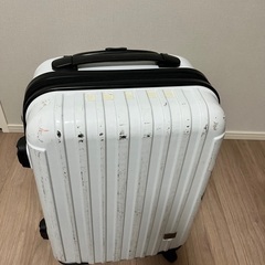 スーツケース　白の画像