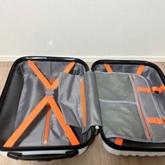 スーツケース　白の画像