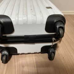 スーツケース　白の画像