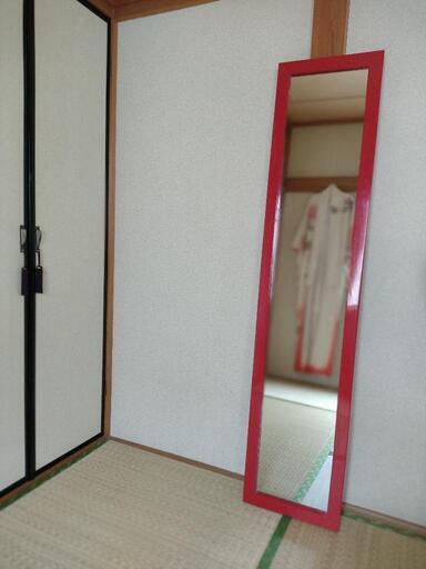 朱色がおしゃれな木製スタンドミラー（姿見）