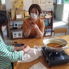 ウルシの草木染め体験会。無人駅の待合室で漆器に囲まれながら カブレる心配のない、オリジナル絞り染め手ぬぐいづくり。の画像