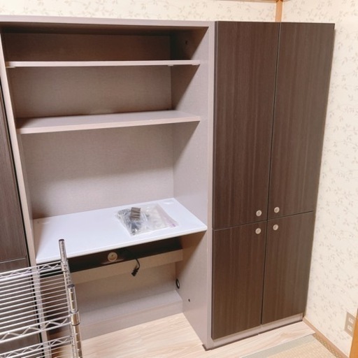 テーブル付きの収納棚です。美品！！