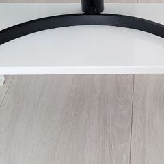 [机上台] モニター、本、花瓶、飾り、整理