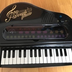 小さいグラントピアノの画像