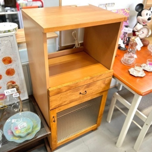 ガラス戸が可愛いキッチン収納