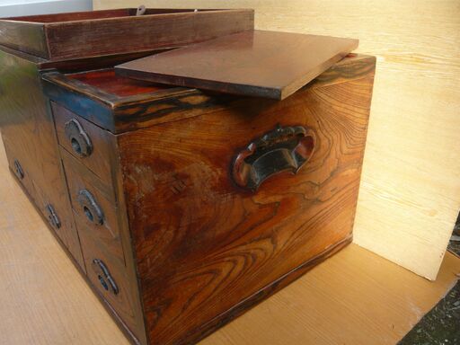 長火鉢（関東火鉢）・ケヤキ材・五徳・火箸・十能（灰ならし）付き。