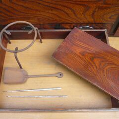 長火鉢（関東火鉢）・ケヤキ材・五徳・火箸・十能（灰ならし）付き。