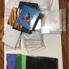 空きのCD/DVDケース　何枚もの画像