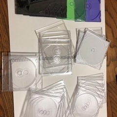 空きのCD/DVDケース　何枚もの画像