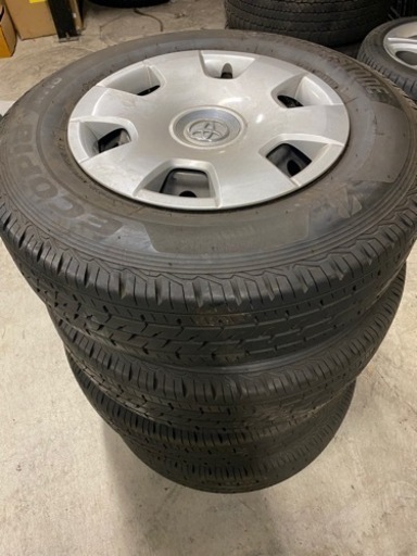 ハイエース　純正スチールホイルタイヤ　4本　キャップ１枚