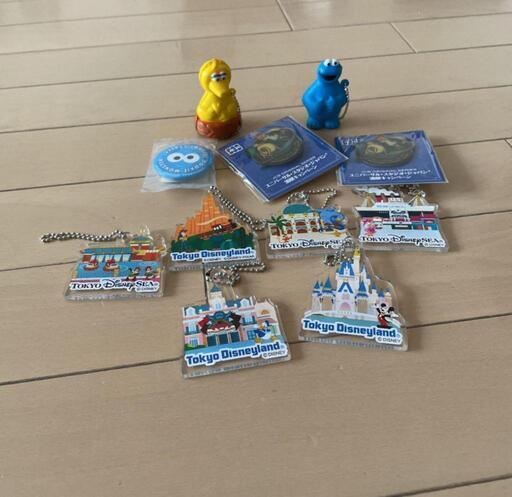 ディズニーアクリルチャーム＆USJピンバッチ＆ハンカチ