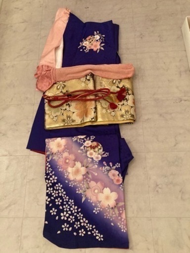 鮮やかな青色の振袖　京都きもの友禅