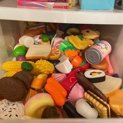 子供のおもちゃ、服、絵本など大量にありますの画像