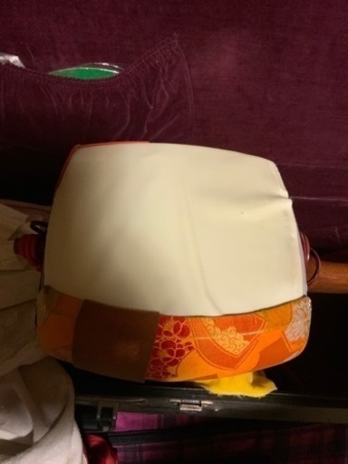 三味線、変えの弦、ケースなど付いてます。