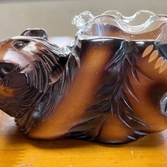 木製の熊の灰皿の画像