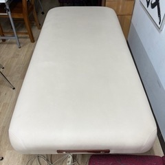 高級施術ベッドの画像