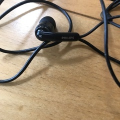 YAMAHAヘッドホンとPHILIPSイヤホンの画像