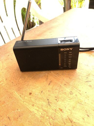 ソニー ハンディーポータブルラジオ ICF-P36 : FM/AM/ワイドFM対応 横置き型 ブラック ICF-P36 B