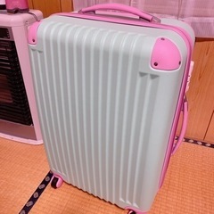 新品、スーツケース、可愛い色の画像