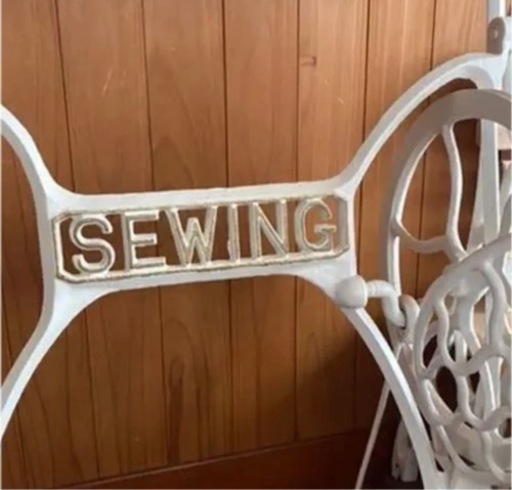 足踏みミシン　アンティークテーブル　SEWING   白　インテリア　一点物