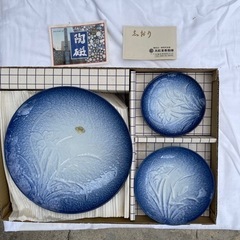 有田焼 染付陽刻水仙紋皿 萬泉作 吹あやめ 菖蒲 大皿 中皿