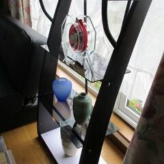 黒ガラス製の飾り棚　