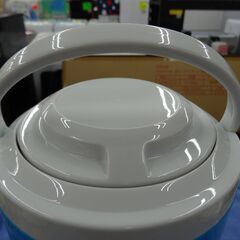 美品 ウォータージャグ ３Ｌ 携帯式保温・保冷容器 脚折りたたみ可能 コップ2つ付き ブルー×ホワイト 西岡店の画像