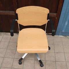スイスのメーカーgiroflex (ジロフレックス)より33シリーズ プライウッド オフィスチェアです。スタイリッシュなデザインと人間工学に基づいた高い機能性を兼ね備えたモダンスタイルなチェア♪CF208の画像