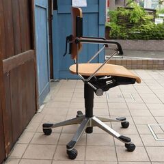 スイスのメーカーgiroflex (ジロフレックス)より33シリーズ プライウッド オフィスチェアです。スタイリッシュなデザインと人間工学に基づいた高い機能性を兼ね備えたモダンスタイルなチェア♪CF208の画像