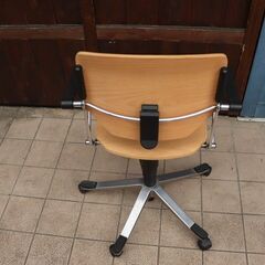 スイスのメーカーgiroflex (ジロフレックス)より33シリーズ プライウッド オフィスチェアです。スタイリッシュなデザインと人間工学に基づいた高い機能性を兼ね備えたモダンスタイルなチェア♪CF208の画像