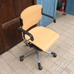 スイスのメーカーgiroflex (ジロフレックス)より33シリーズ プライウッド オフィスチェアです。スタイリッシュなデザインと人間工学に基づいた高い機能性を兼ね備えたモダンスタイルなチェア♪CF208の画像