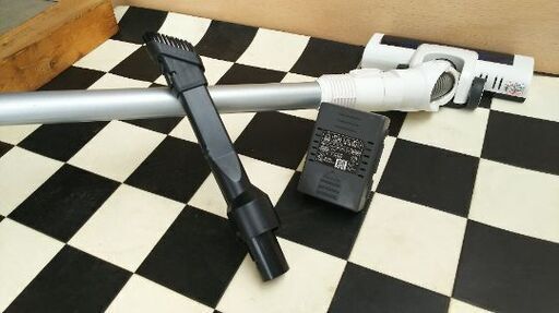 アイリスオーヤマ 充電式サイクロンスティッククリーナー  ホワイト  2020年製  (電子レンジ 吉井電気製 2018年製 、 ツインバード製マイナスイオン発生空気清浄機 付けます！