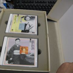 美空ひばり　写真集　色紙　写真立て？　CD10枚　ビデオテープ8本セットの画像