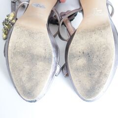 【ストロベリーフィールズ】ブロンズ　ビジュー付サンダル・23.5cmの画像