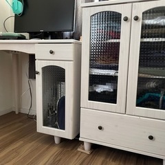 デスクとキャビネットの画像