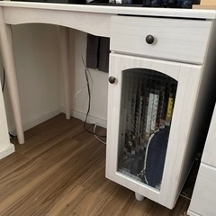 デスクとキャビネットの画像