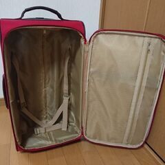 旅行用バック　500×300×200（概算）赤い帆布製　車輪付き（ななめに転がす）の画像