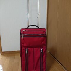 旅行用バック　500×300×200（概算）赤い帆布製　車輪付き（ななめに転がす）の画像
