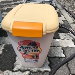 ペットフードストッカー