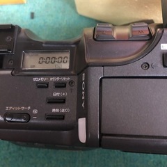 SONY CCD-F340とバッテリーと拡張レンズとカメラバッグのセットの画像