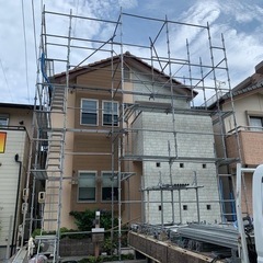 研修期間1ヶ月～6ヶ月(個人差あり、日当13000円)修了後日当15000円(手元作業出来るぐらい)経験者は勿論15000以上！入社祝い金10万円(研修期間修了後)足場職人募集！見習い歓迎！日給13000円～20000円 月37.5万円～50万円＋α 会社の成長に伴いそれ以上も可能と考えています。送迎可 未経験者歓迎！ やりじまいあり！足場屋さんの中では超絶楽な工程です！の画像