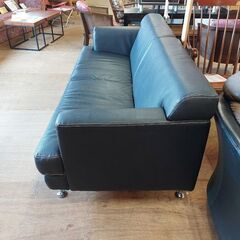 アクタス　ＫＡＮＡＲＩ　３人掛けソファー　黒　ステッチ　【愛品倶楽部柏店】の画像