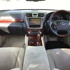 決算SALE開催中！！大好評に付き自社ローン先着１０名様条件超緩和中！！！！コミコミ110万円！！！！ローン審査がご不安な方必見！！！！！！【自社ローン最短即日審査　条件緩和中！】H22年　レクサス　LS600h   中期型　純正メーカーＨＤＤナビ　ＣＤ　ＤＶＤ　ＢＴ　フルセグＴＶ　バックカメラ　クリアランスソナー　クルコン　ステアリングスイッチ　パワーシート　ＬＥＤ　社外エアサスコントローラー　前後後期バンパーの画像