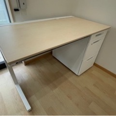 事務デスクの画像