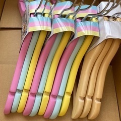 【新品未使用】子供用ハンガー キッズハンガー まとめて カラーハ...