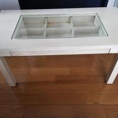 アンティークな飾りテーブル
