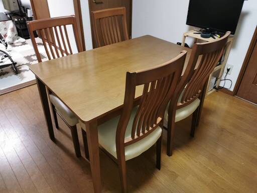 ４人用ダイニングセット（テーブル x 1、椅子 x 4）ニトリ